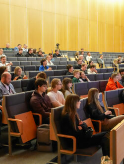 Fotorelacja z Kongresu Cyberbezpieczeństwa CyberTrust 2026 we Wrocławiu, zorganizowanego na Politechnice Wrocławskiej. Zdjęcia przedstawiająca panelistów, prelegentów, uczestników wydarzenia oraz strefę Expo ze stoiskami sponsorów, jak też nagrania w studio podcastowym