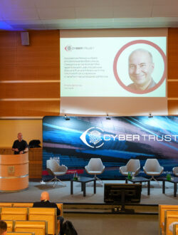 Fotorelacja z Kongresu Cyberbezpieczeństwa CyberTrust 2026 we Wrocławiu, zorganizowanego na Politechnice Wrocławskiej. Zdjęcia przedstawiająca panelistów, prelegentów, uczestników wydarzenia oraz strefę Expo ze stoiskami sponsorów, jak też nagrania w studio podcastowym