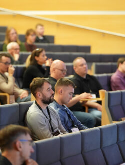 Fotorelacja z Kongresu Cyberbezpieczeństwa CyberTrust 2026 we Wrocławiu, zorganizowanego na Politechnice Wrocławskiej. Zdjęcia przedstawiająca panelistów, prelegentów, uczestników wydarzenia oraz strefę Expo ze stoiskami sponsorów, jak też nagrania w studio podcastowym