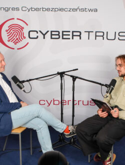 Fotorelacja z Kongresu Cyberbezpieczeństwa CyberTrust 2026 we Wrocławiu, zorganizowanego na Politechnice Wrocławskiej. Zdjęcia przedstawiająca panelistów, prelegentów, uczestników wydarzenia oraz strefę Expo ze stoiskami sponsorów, jak też nagrania w studio podcastowym