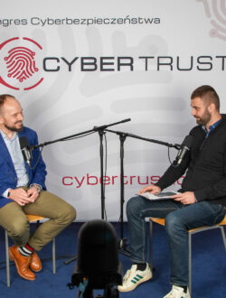 Fotorelacja z Kongresu Cyberbezpieczeństwa CyberTrust 2026 we Wrocławiu, zorganizowanego na Politechnice Wrocławskiej. Zdjęcia przedstawiająca panelistów, prelegentów, uczestników wydarzenia oraz strefę Expo ze stoiskami sponsorów, jak też nagrania w studio podcastowym