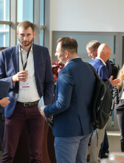 Fotorelacja z Kongresu Cyberbezpieczeństwa CyberTrust 2026 we Wrocławiu, zorganizowanego na Politechnice Wrocławskiej. Zdjęcia przedstawiająca panelistów, prelegentów, uczestników wydarzenia oraz strefę Expo ze stoiskami sponsorów, jak też nagrania w studio podcastowym