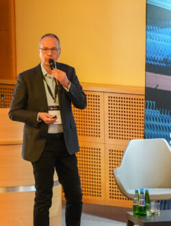 Fotorelacja z Kongresu Cyberbezpieczeństwa CyberTrust 2026 we Wrocławiu, zorganizowanego na Politechnice Wrocławskiej. Zdjęcia przedstawiająca panelistów, prelegentów, uczestników wydarzenia oraz strefę Expo ze stoiskami sponsorów, jak też nagrania w studio podcastowym